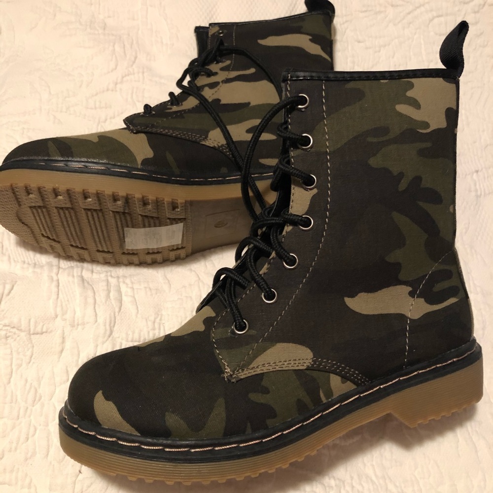 NEW women’s stylish camouflage boots size 8.5